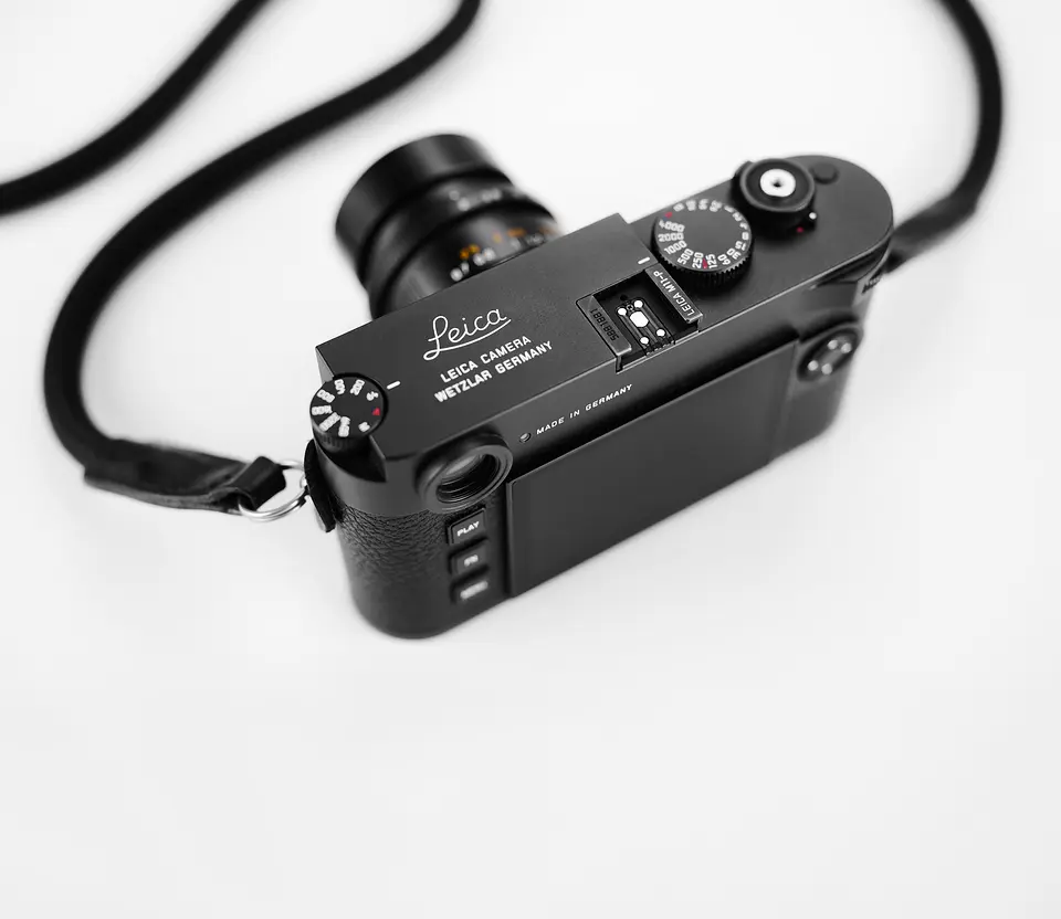 Leica M11-P von hinten mit Seilgurt – Messsucherkamera mit Festbrennweite auf weißem Grund