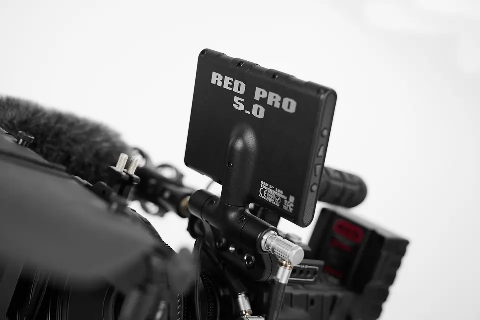 RED PRO 5.0 Monitor an der RED EPIC Mysterium-X, Nahaufnahme mit Mikrofon-Windschutz