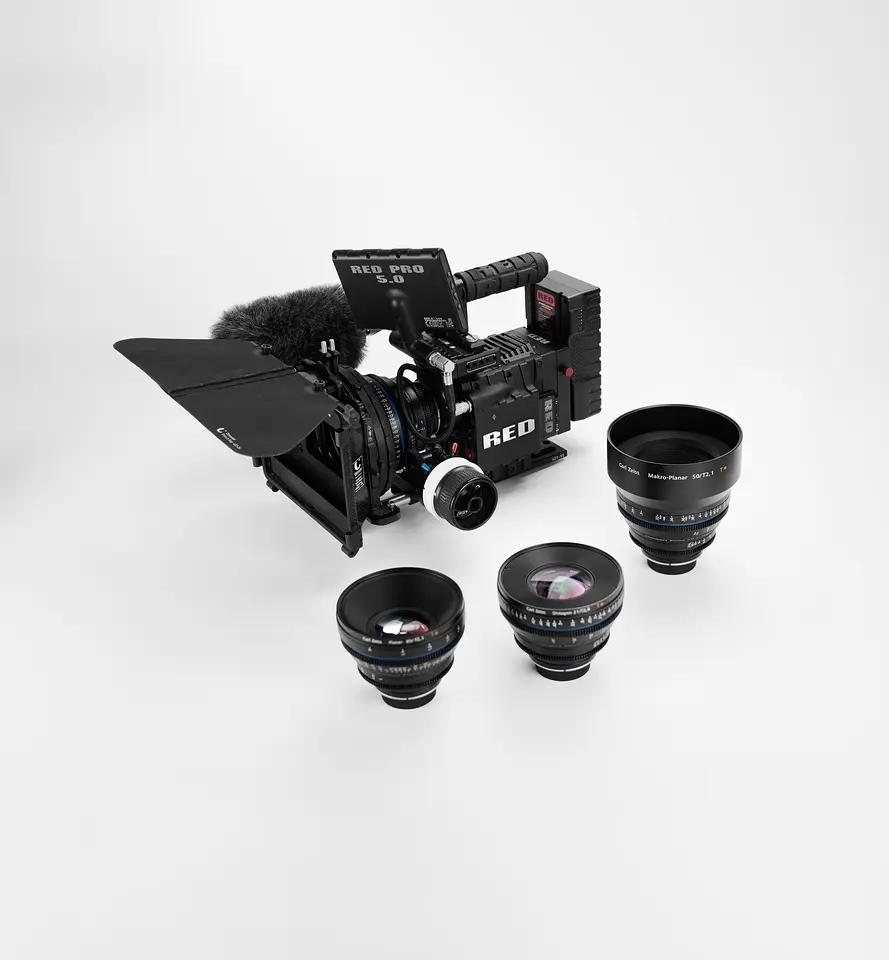 RED EPIC Mysterium-X mit RED PRO 5.0 Monitor, Matte Box und Mikrofon, davor drei Carl Zeiss Compact Prime CP.2 Kinooptiken