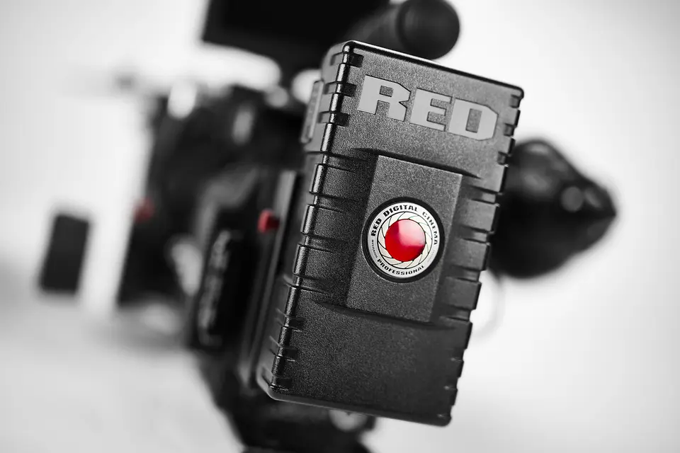 Akku mit dem Logo von RED Digital Cinema an der RED EPIC Mysterium-X, Nahaufnahme